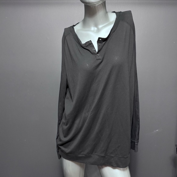 Lululemon MENS Henley Top - Picture 2 of 5